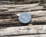 Amulett eines Kämpfers mit Schutzformel ALU (Kettenanhänger aus Horn)