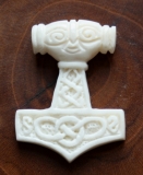 Torkan - Thorshammer (Kettenanhänger aus Knochen)