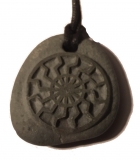 Schwarze Sonne grau (Kettenanhänger aus Stein)