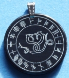 Keltische Schlange mit Ogham (Kettenanhänger aus Horn)